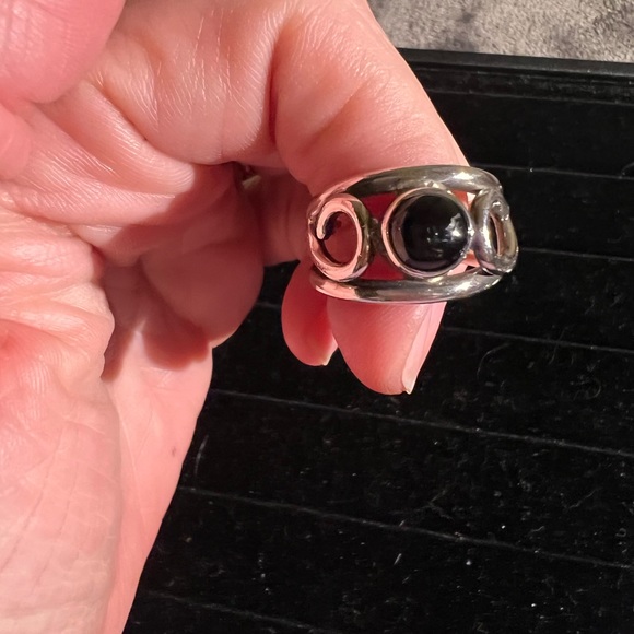 Sterling Silver Ring with Black Onyx Stone - Size 7 - Great condition - Picture 2 of 4